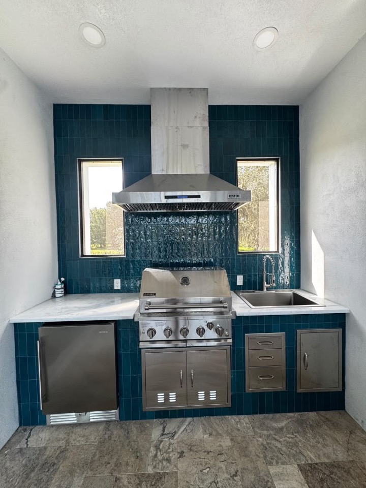 Finished custom summer kitchen by GS One Tile